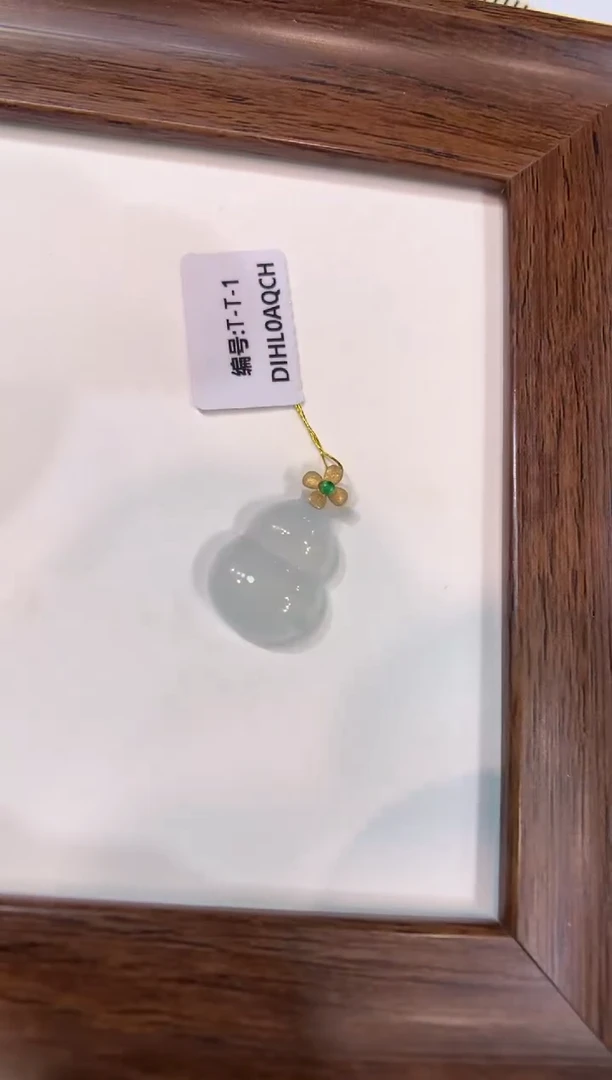 颈饰18K金镶嵌翡翠葫芦