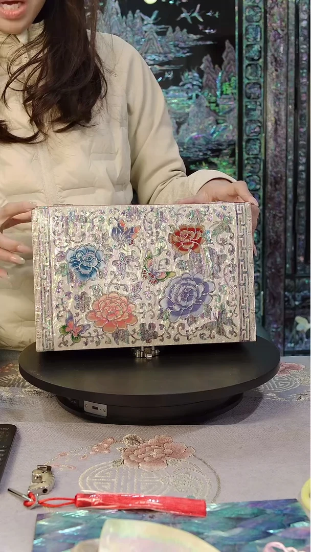 红色白底全满螺·弘贝雅螺钿漆器文化馆