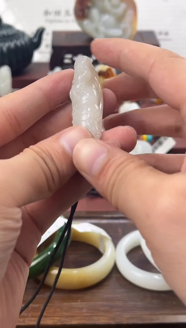 颈饰未镶嵌和田玉（子料）籽料背面洒金皮精雕财神爷挂件