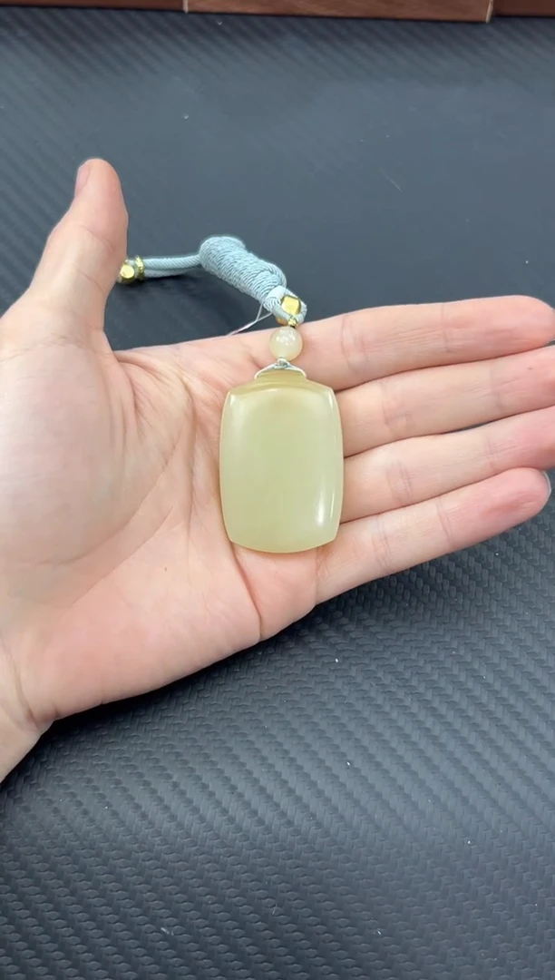 【闪购商品】和田玉吊坠(赠链)未镶嵌且末金山微色差吊坠
