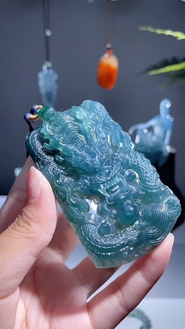 颈饰未镶嵌翡翠龙牌