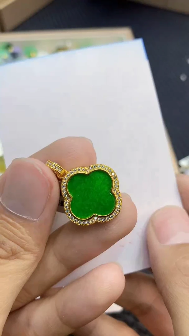翡翠未镶嵌颈饰             1