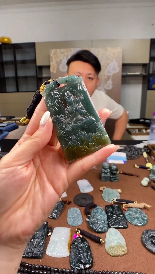 颈饰未镶嵌翡翠 多样性发其一