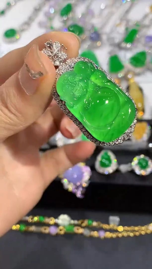 吊坠(不含链)18K金镶嵌翡翠多样性发其一