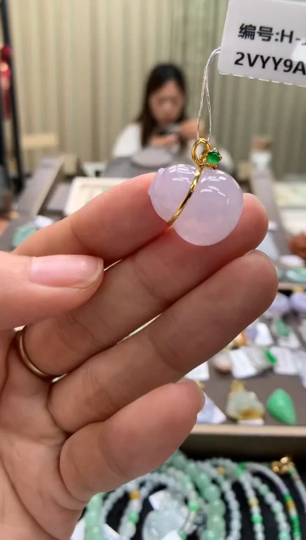 翡翠18K金镶嵌颈饰葫芦