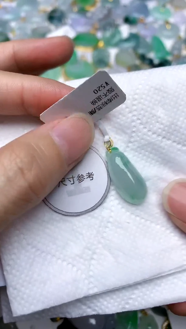 颈饰18K金镶嵌翡翠天然A货翡翠