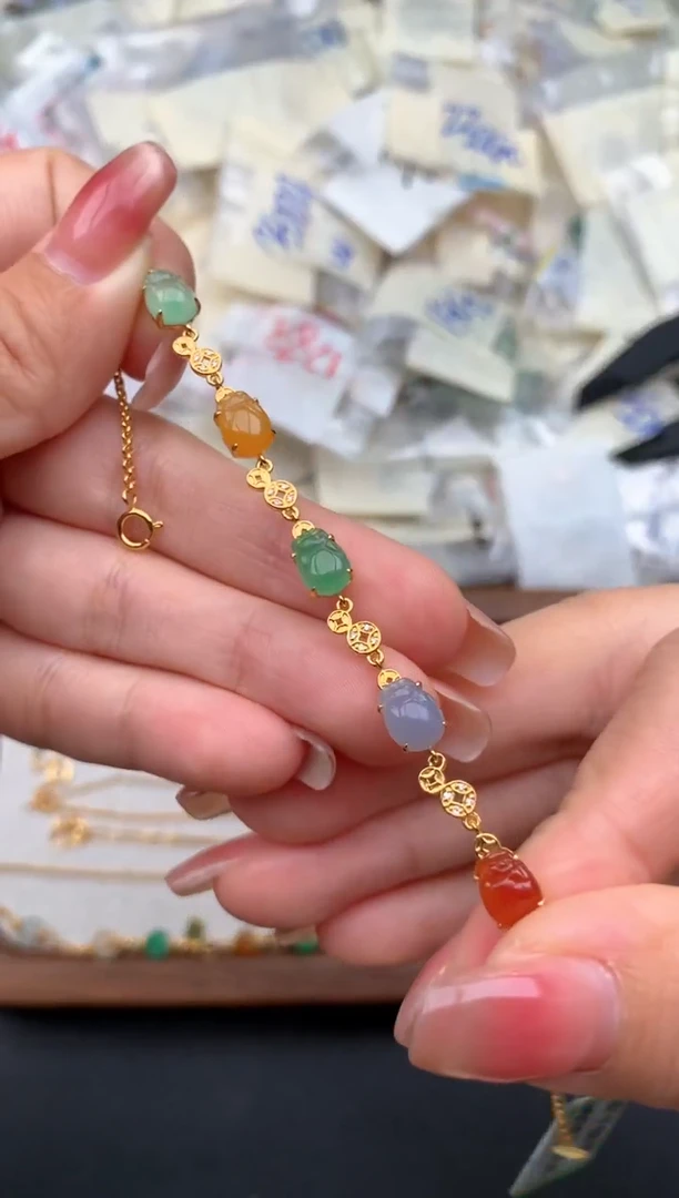 18K金镶嵌挂件翡翠1