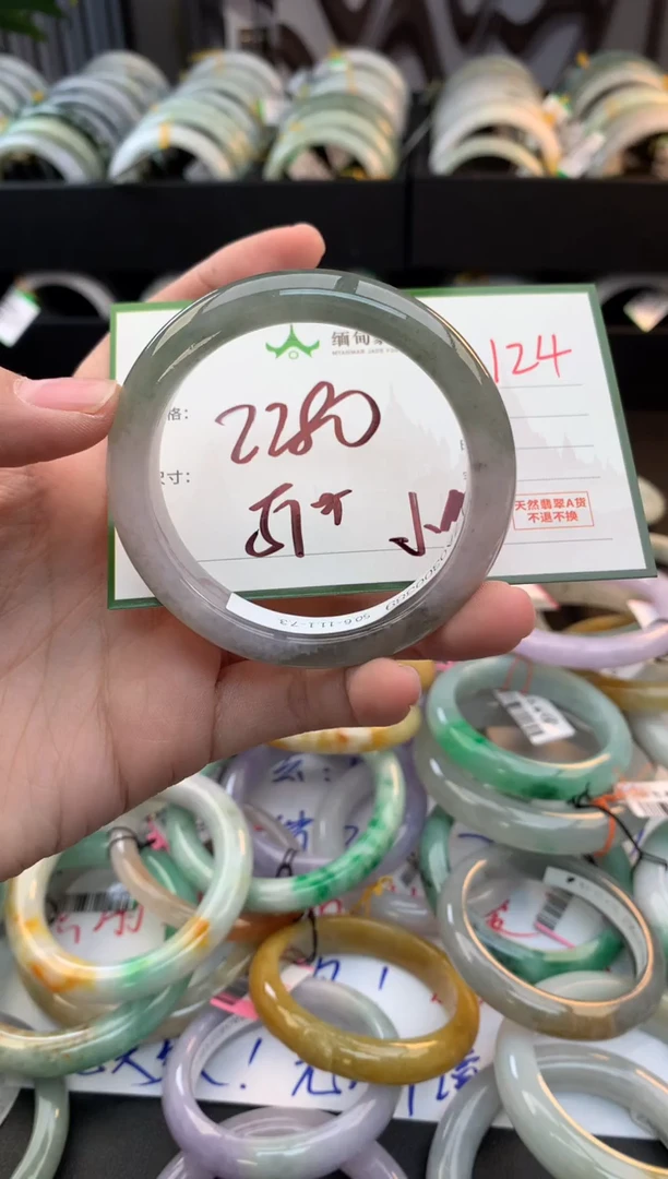 未镶嵌定制翡翠毛货需精细抛光+多人