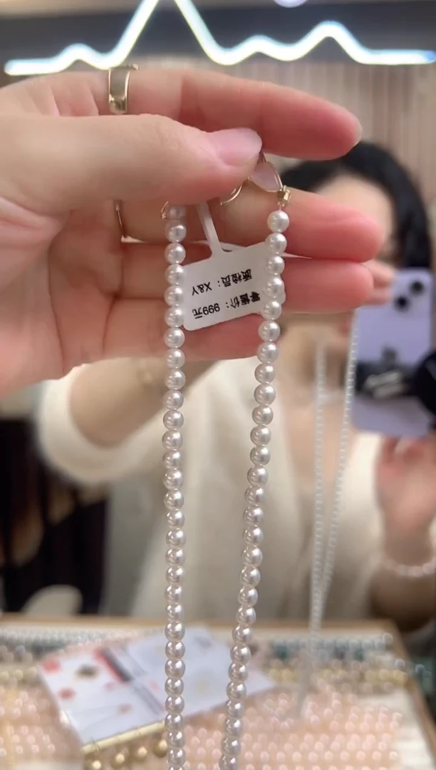 非金属无白色破茧成蝶