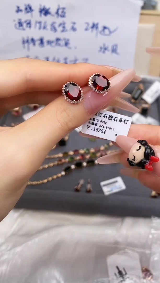 18K金镶嵌耳饰石榴石-专柜-