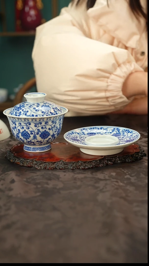 青花手绘缠枝莲三才盖碗