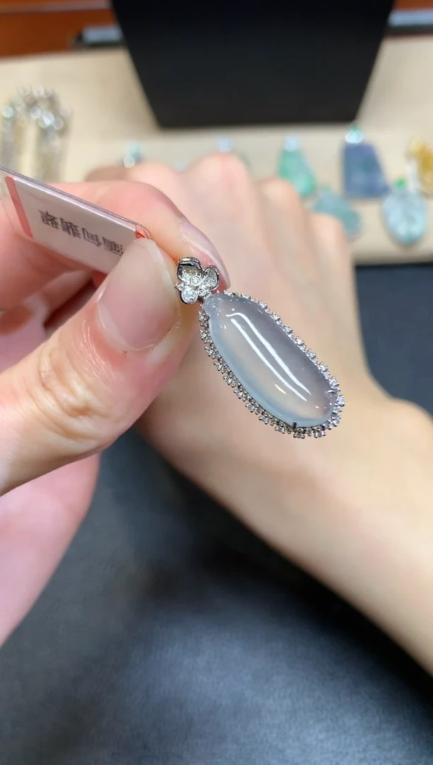 【闪购商品】翡翠颈饰18K金镶嵌福瓜【无服务费】