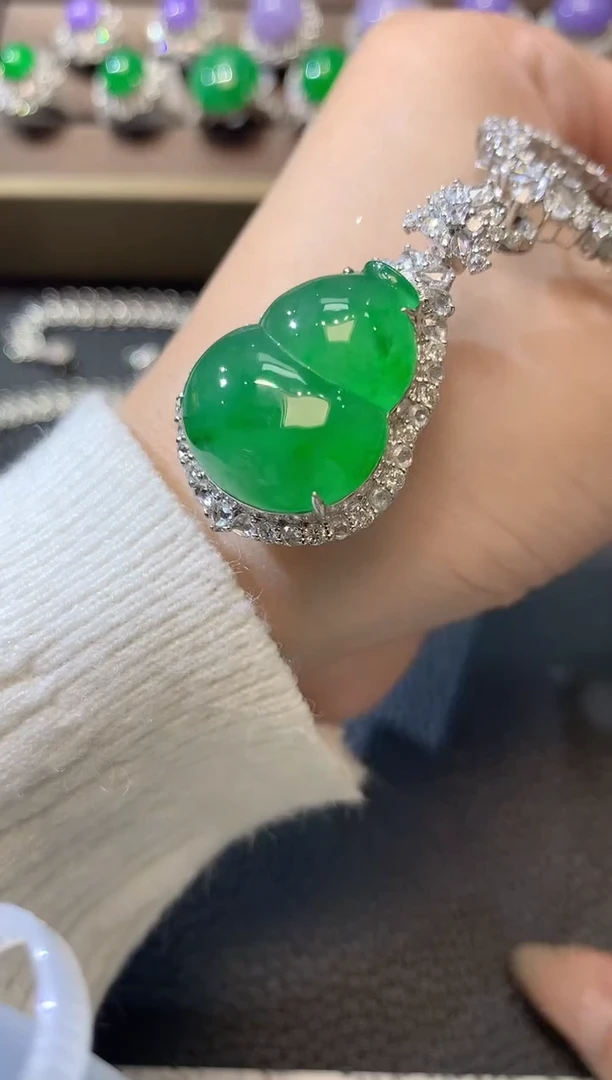 【闪购商品】翡翠吊坠(不含链)18K金镶嵌A68翡翠