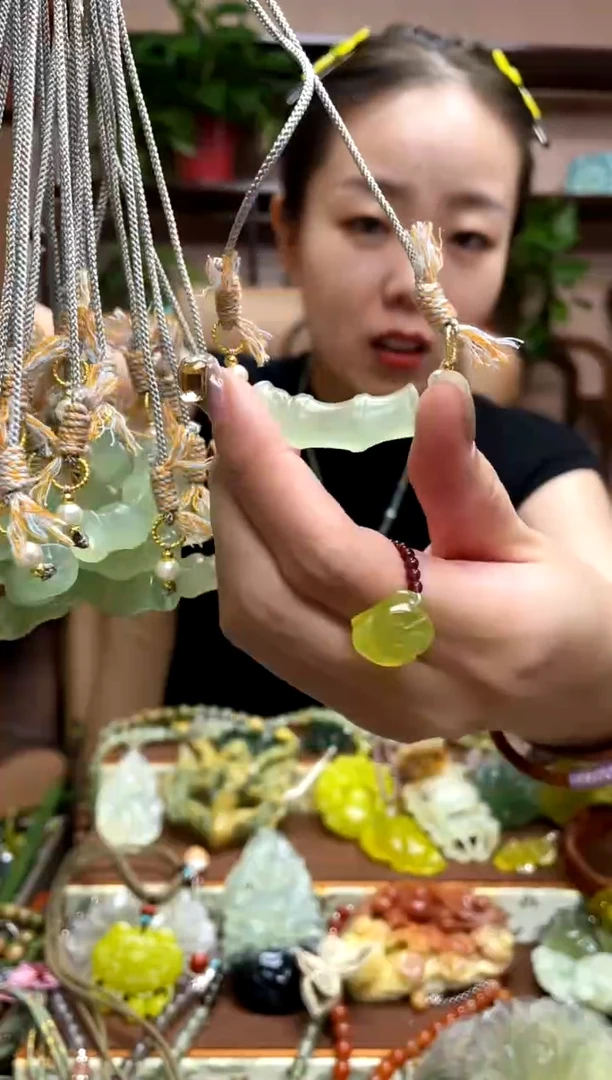 未镶嵌岫玉吊坠多样性发货发其中之一