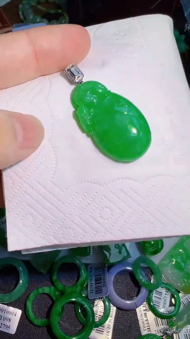 颈饰18K金镶嵌翡翠吊坠