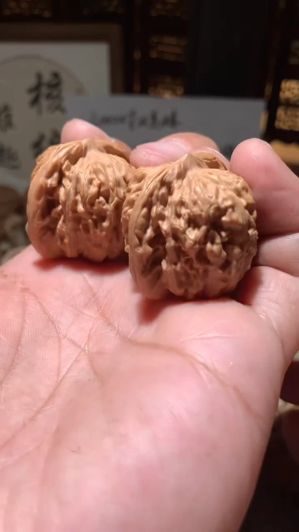 文玩核桃把件【核缘雅趣】35左右汉高楼，同尺寸随机发