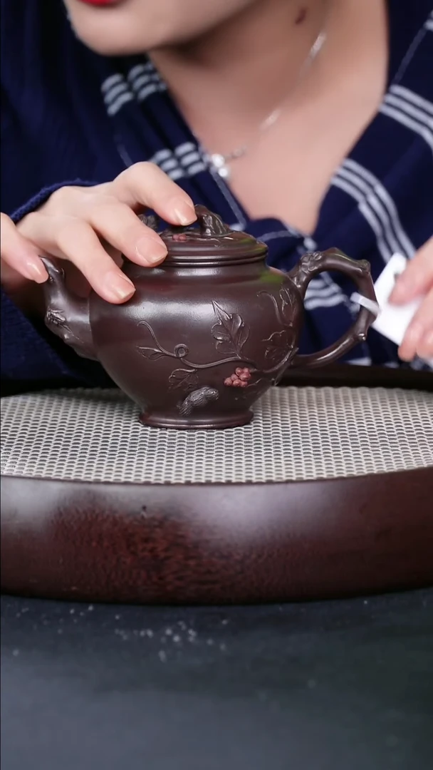 茶壶紫砂宜兴紫砂壶松鼠报春h0180105