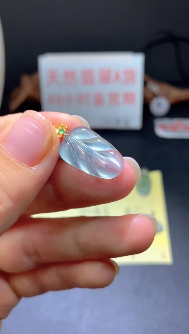 翡翠18K金镶嵌颈饰翡翠吊坠