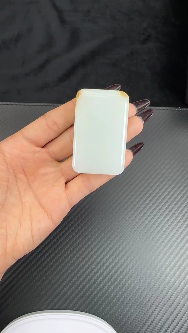 和田玉未镶嵌吊坠(赠链)且末近矿微色差糖白