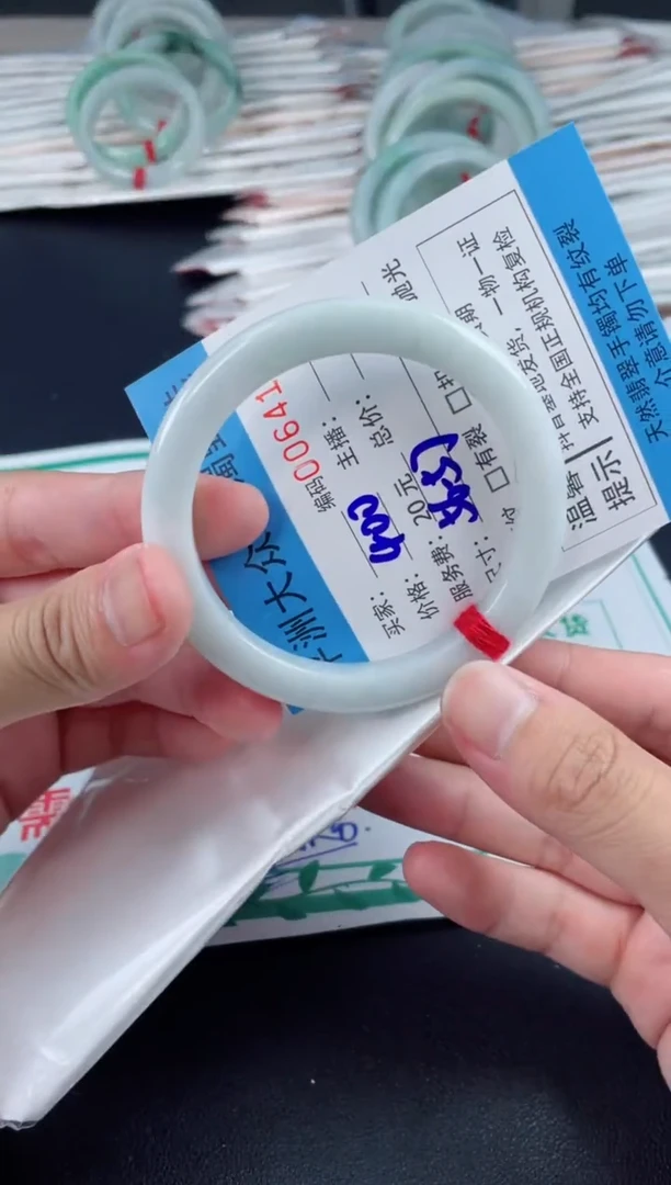 翡翠手镯未镶嵌翡翠手镯