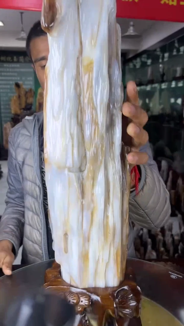 公**里缅甸天然树化玉摆件