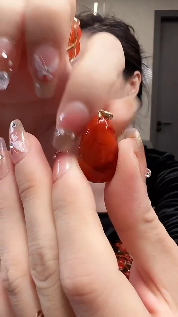 18K金镶嵌吊坠南红玛瑙/水滴