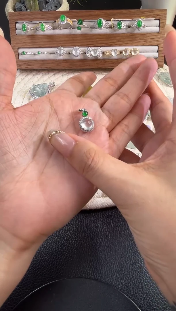 颈饰18K金镶嵌翡翠源头直播间