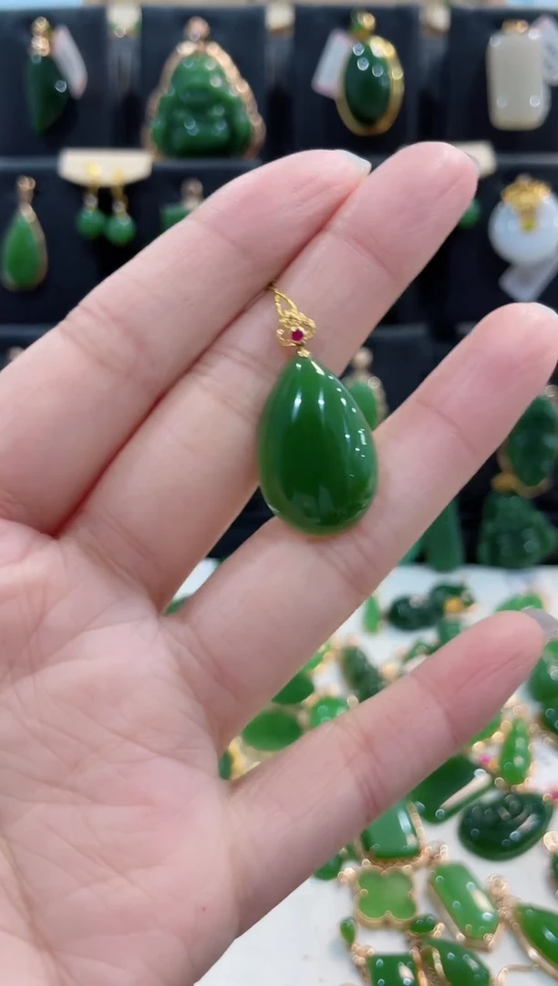 【闪购商品】和田玉（碧玉）颈饰18K金镶嵌水滴