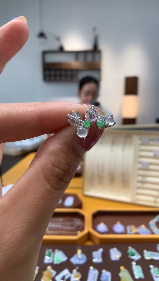 颈饰银S925镶嵌翡翠耳钉