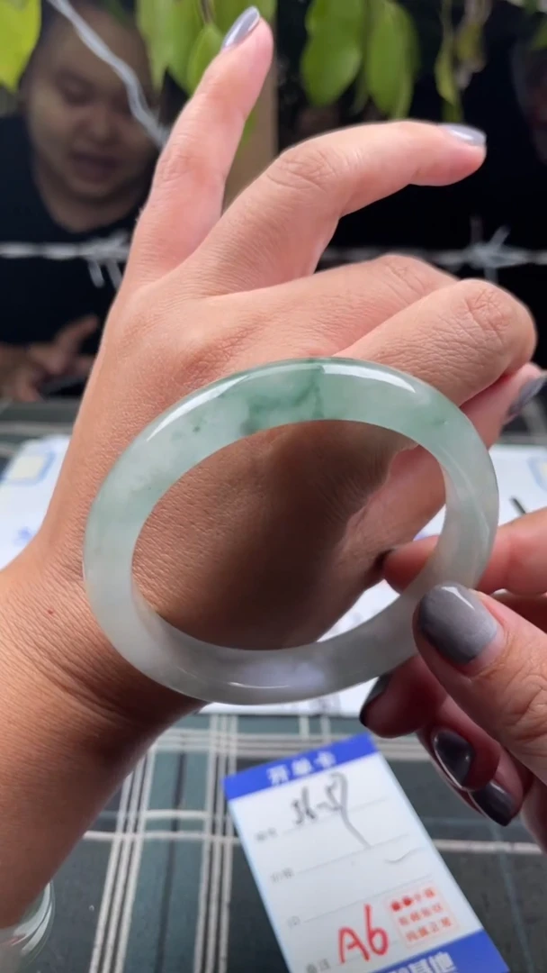 无非金属缅区原矿手镯手工艺现场