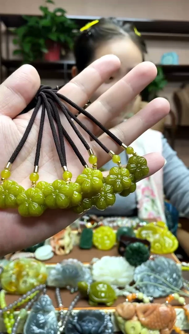 未镶嵌岫玉颈饰多样性发货发其中之一