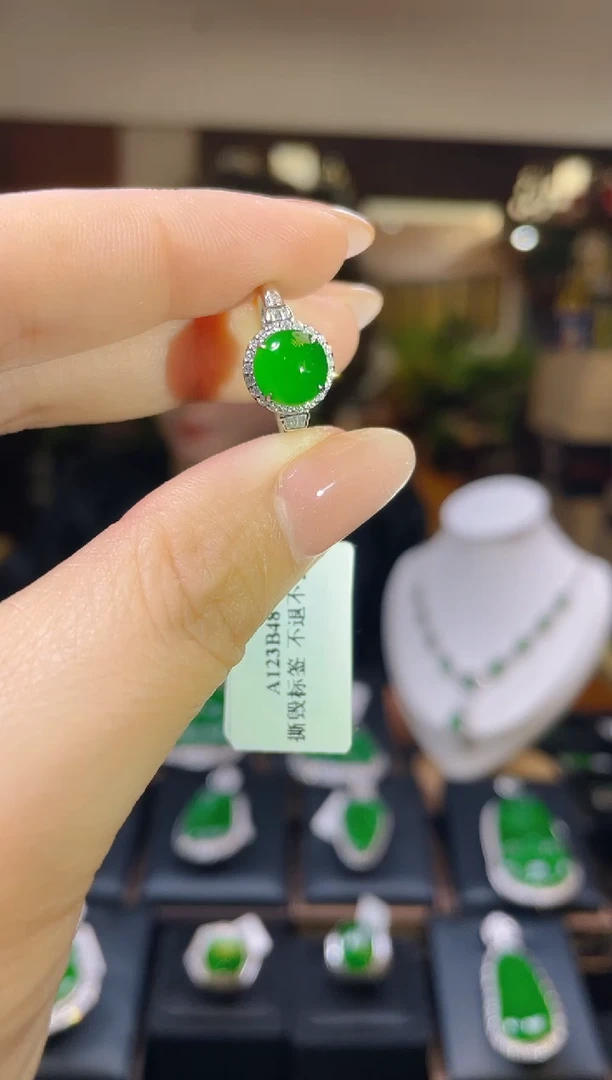 【闪购商品】翡翠吊坠(不含链)18K金镶嵌翡翠蛋面