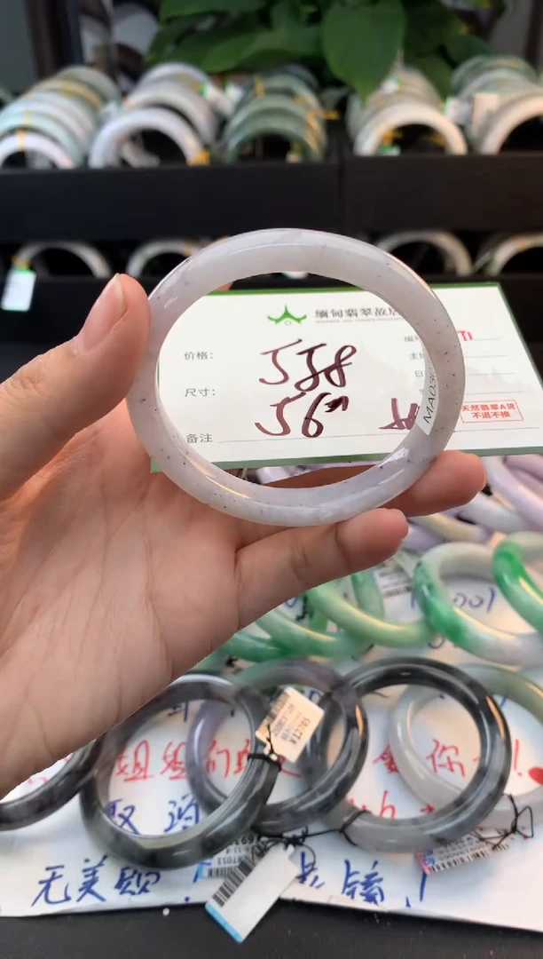 未镶嵌定制翡翠毛货需精细抛光+多人