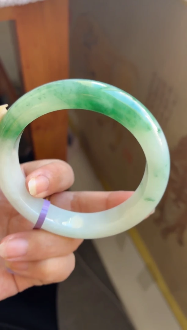 未镶嵌手镯翡翠（老坑厚装糯冰白底青飘色）37号有细纹