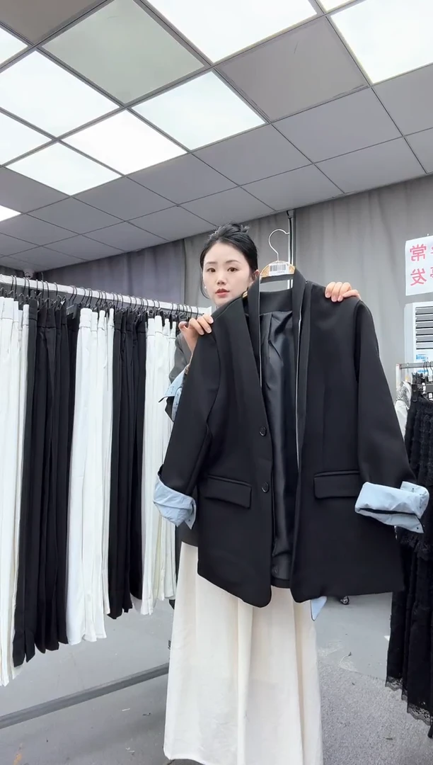 黑色大哥家漂亮衣服漂亮颜色