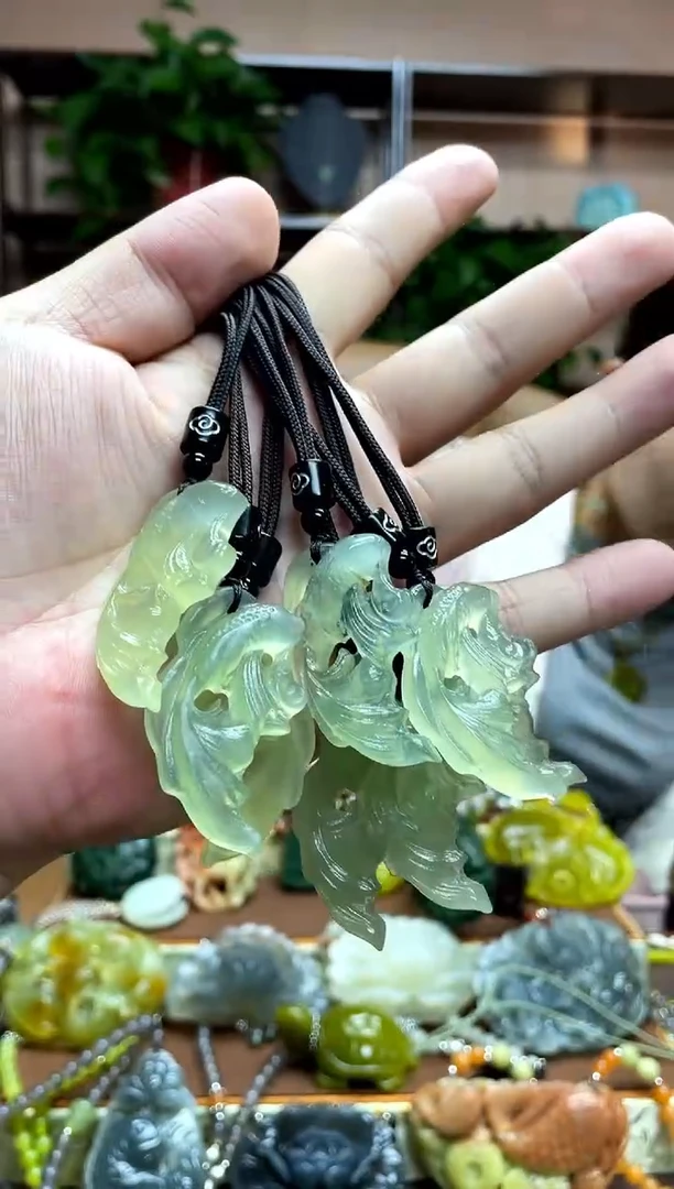 未镶嵌岫玉颈饰多样性发货发其中之一