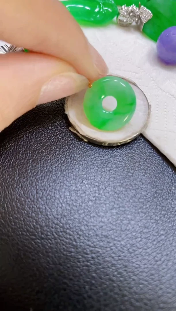 颈饰18K金镶嵌翡翠吊坠