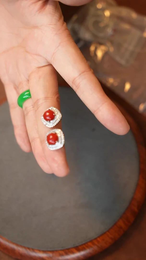 178号精品红色耳钉一对