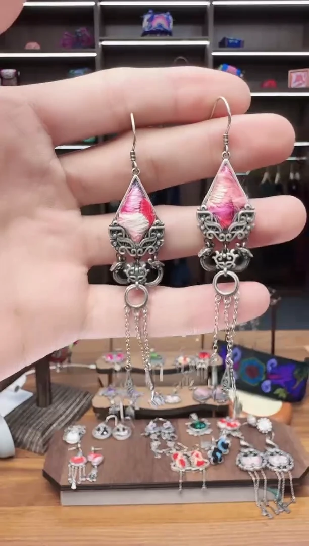 织绣134蒙阿苏苗绣传承店