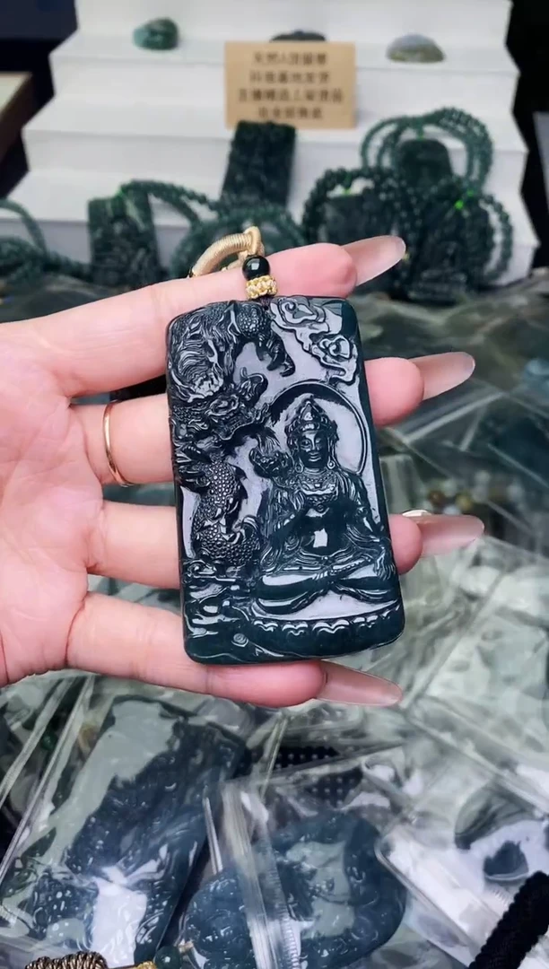 颈饰未镶嵌翡翠