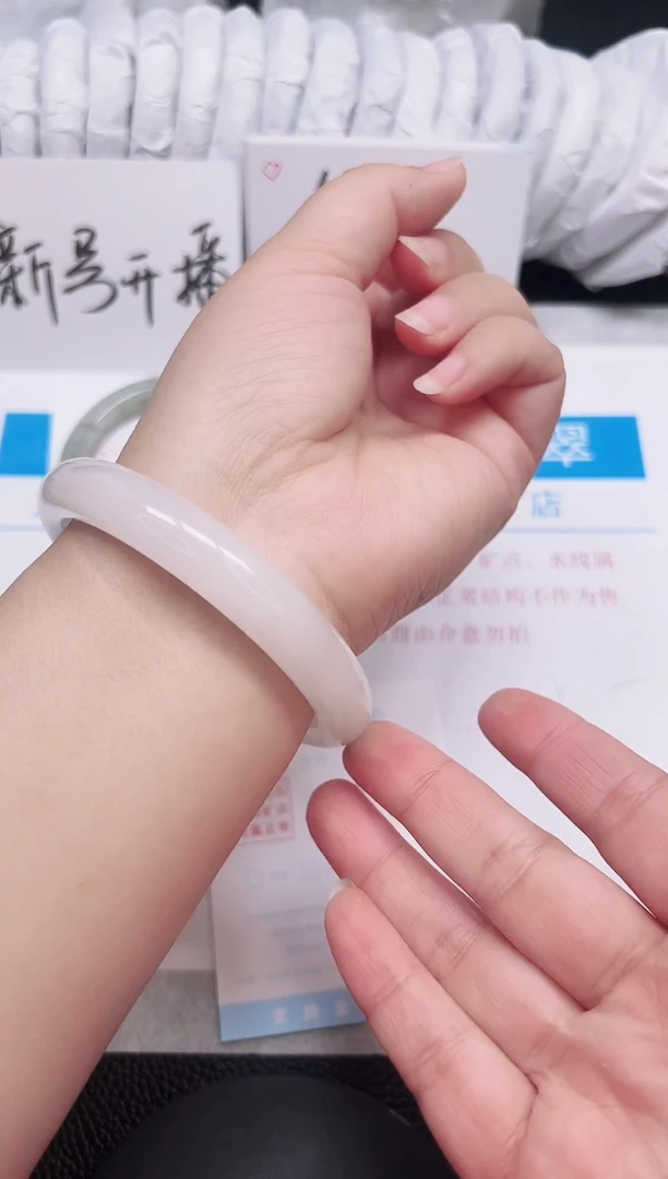 未镶嵌手镯石英质玉82-64.8