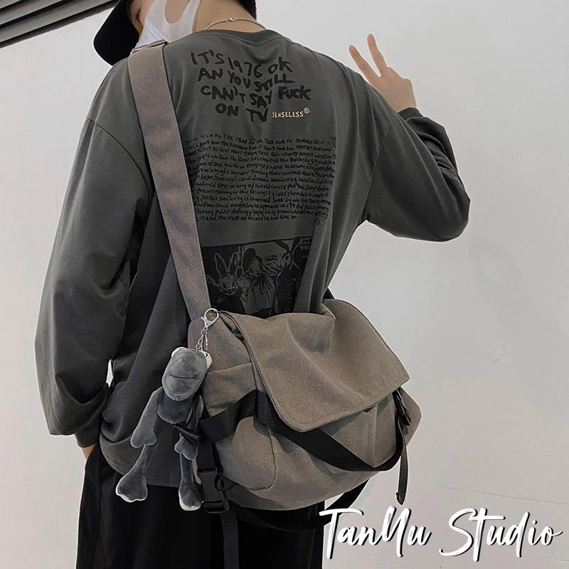 探屿潮牌工装斜挎包男士邮差休闲日系大容量单肩运动学生斜肩包女