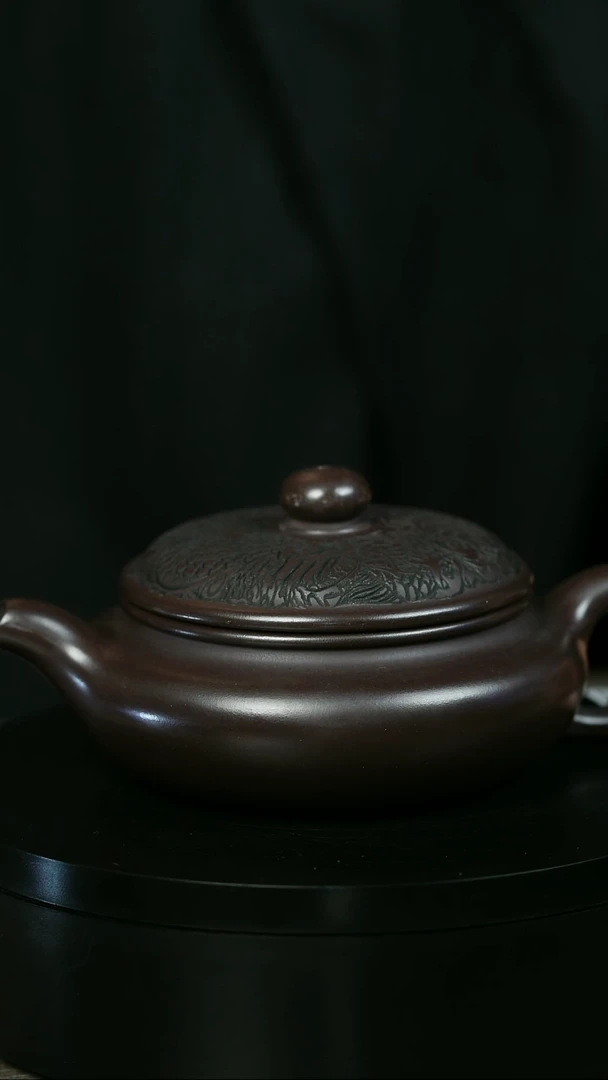 茶壶紫砂唐*铨H1957李传荣紫泥龙刻扁腹