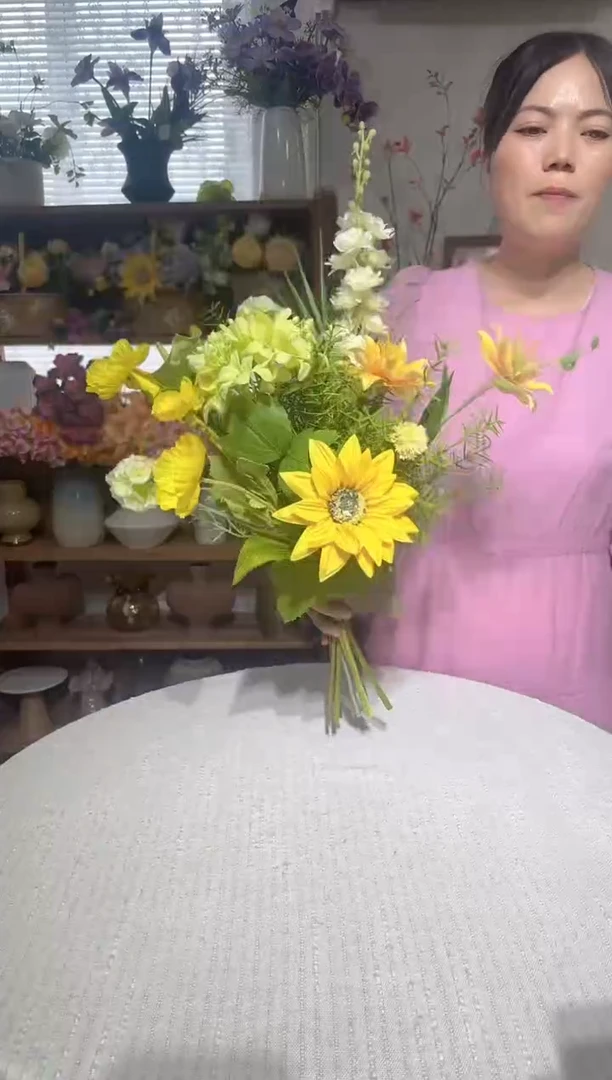 54  黄绿色系手感向日葵混搭花束，清仓尾货福利