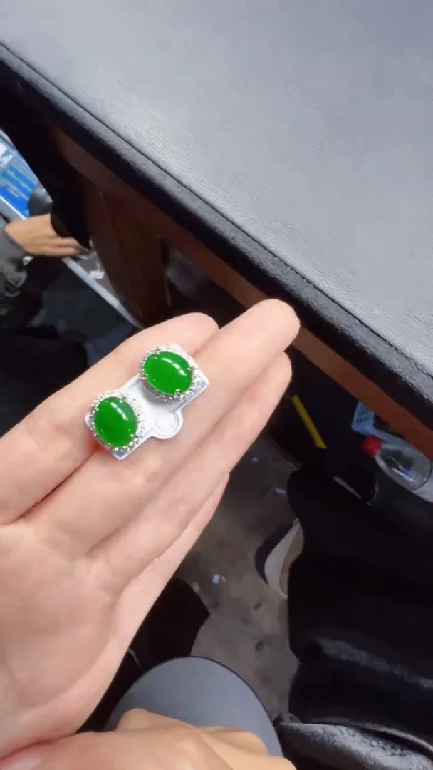未镶嵌定制翡翠翡翠A货有轻微色差属于正常现象，耳钉多样性发货1