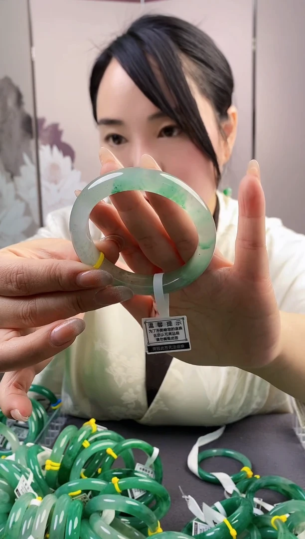【闪购商品】石英质玉手镯未镶嵌53