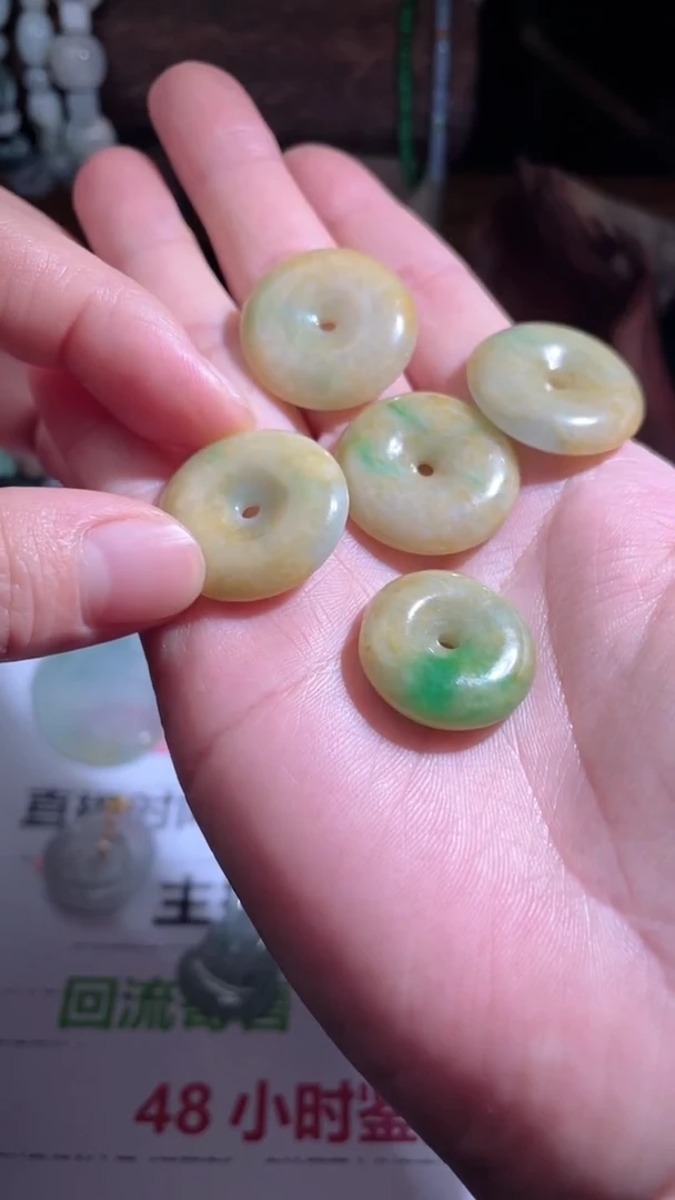 颈饰18K金镶嵌翡翠吊坠多样发其一