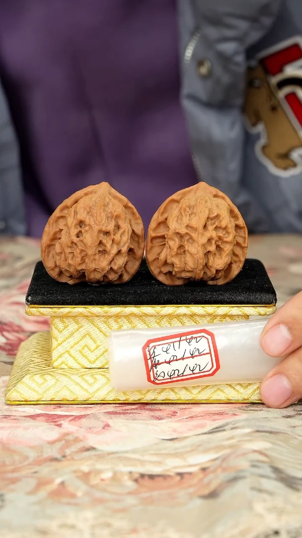 【闪购商品】文玩核桃把件梨木台