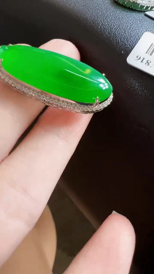 颈饰18K金镶嵌翡翠瓜