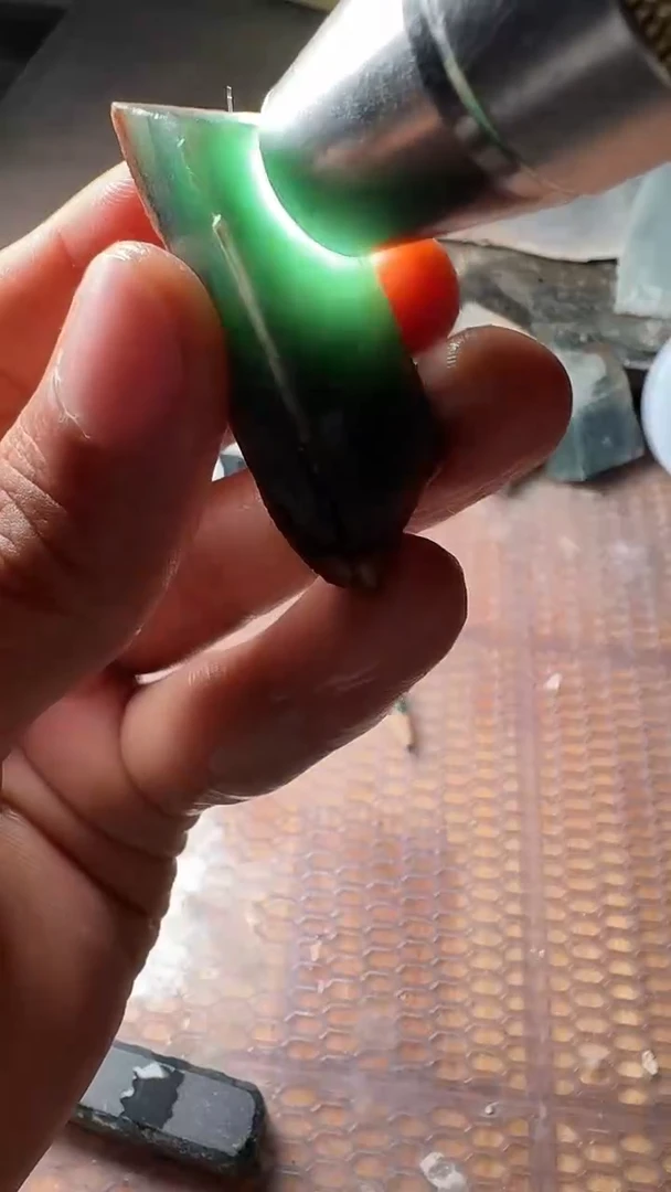 翡翠裸石天然缅甸A货翡翠带黄皮
